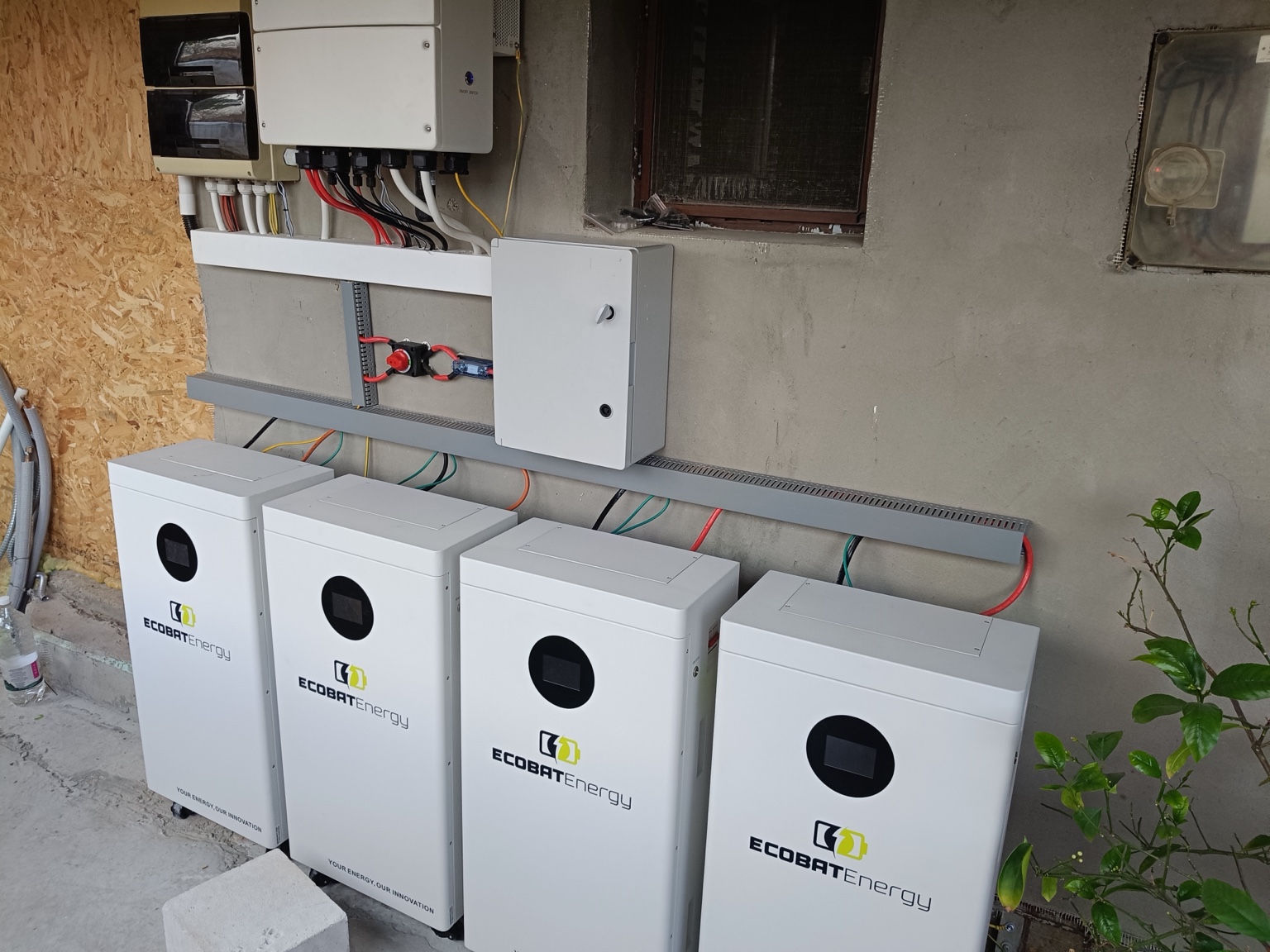 Sistem cu invertor și baterii de stocare montat la o locuință